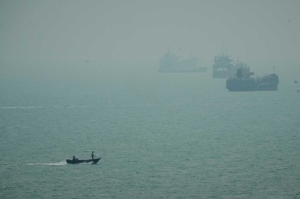 US destroys 5 Iranian oil tankers after missile attacks on Navy warship, military says