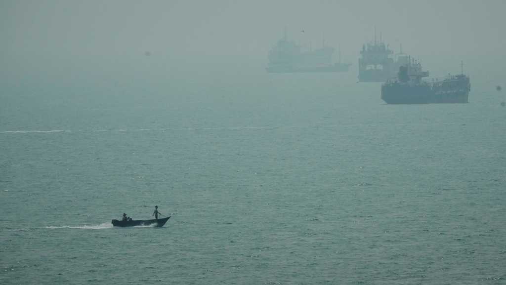 US destroys 5 Iranian oil tankers after missile attacks on Navy warship, military says