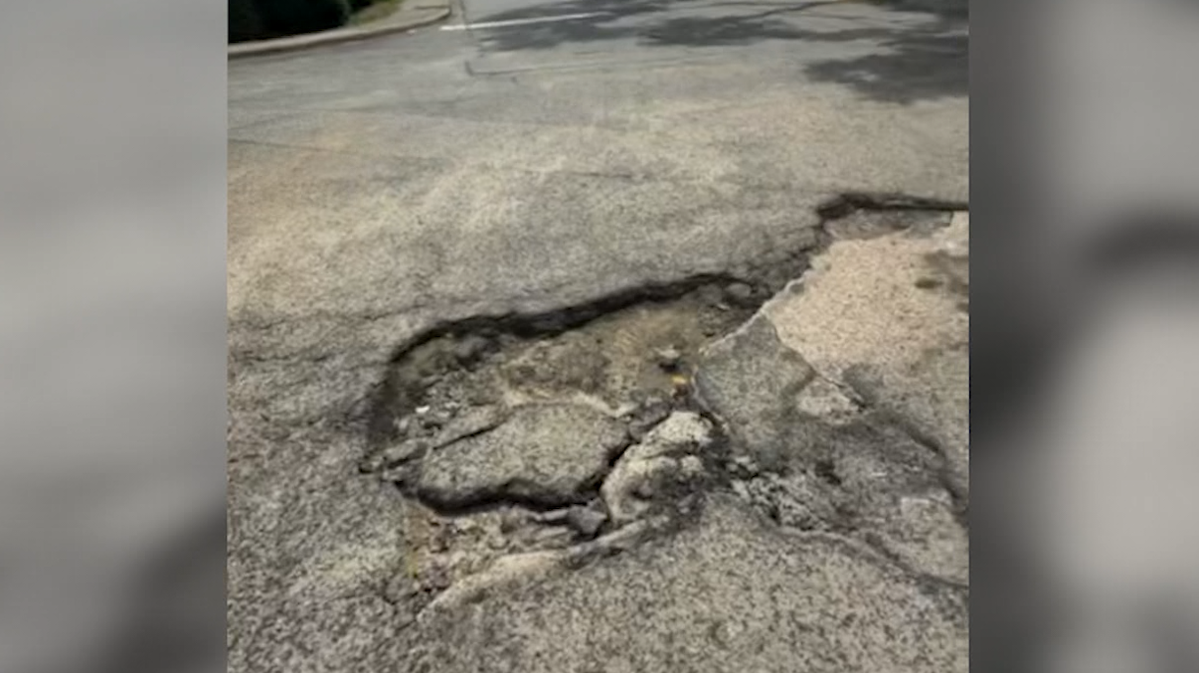 'Like a crater:' Large Savannah pothole damages driver's tires, rims