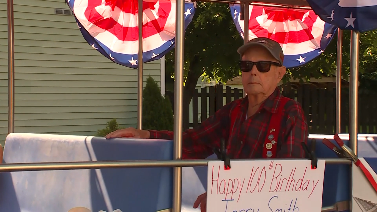 100-year-old Navy veteran celebrated as hometown hero in parade for America's 250th anniversary