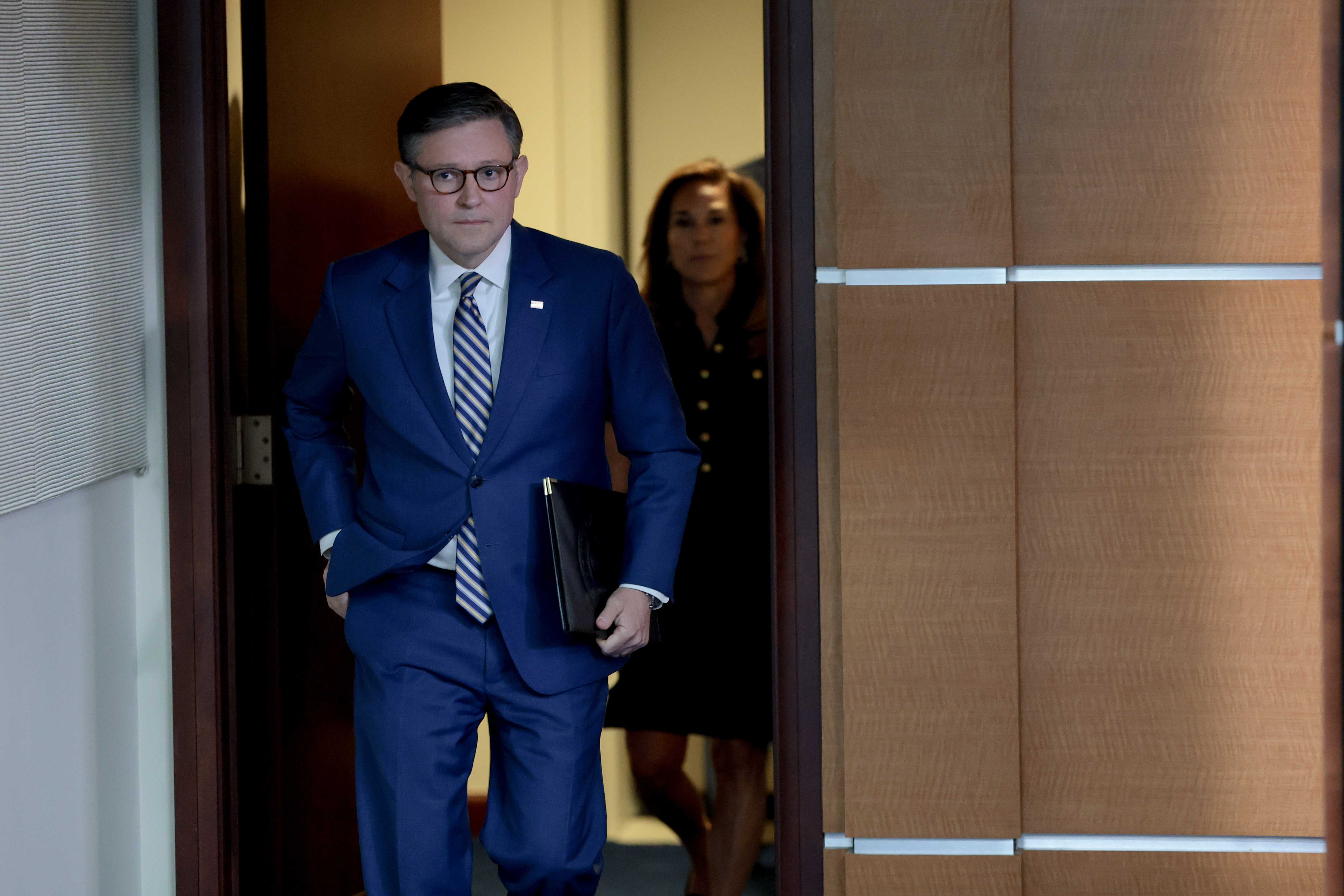 GOP races to pass stopgap funding , budget reconciliation 3 . 0