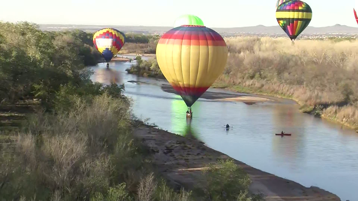Balloons inflate and take to the sky after delay on final Saturday of Balloon Fiesta