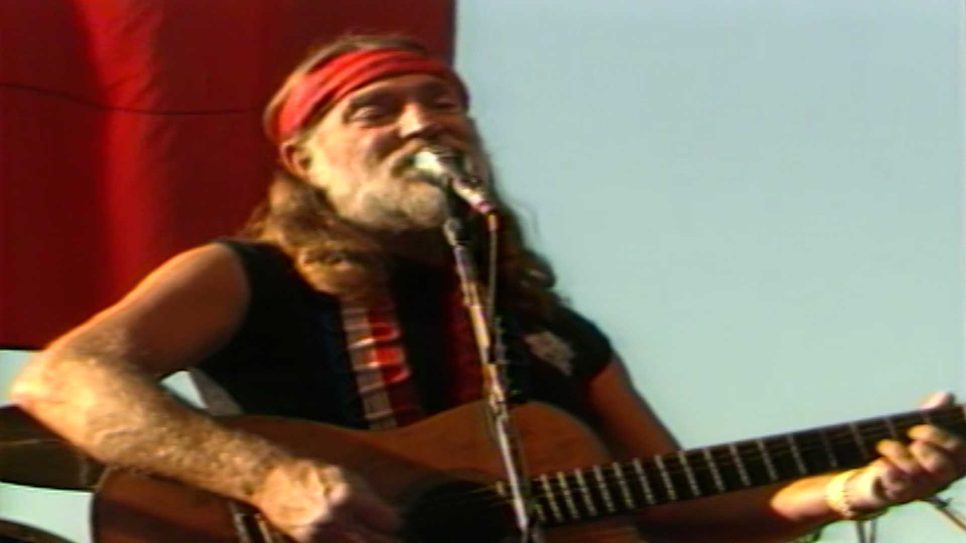 Country music legend Willie Nelson raises money for farmers at Omaha concert in 1986