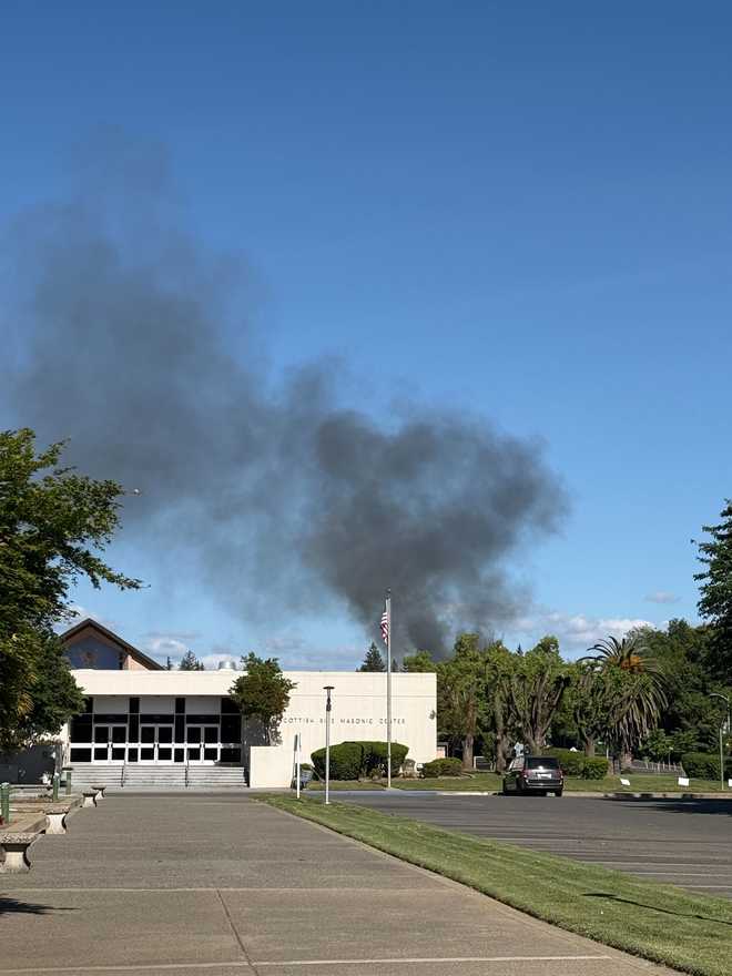 Kru Sacramento memerangi kebakaran di bangunan kosong di area Campus Commons