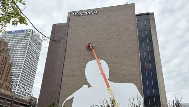 Milwaukee mural honors Bob Uecker with 100-foot tribute