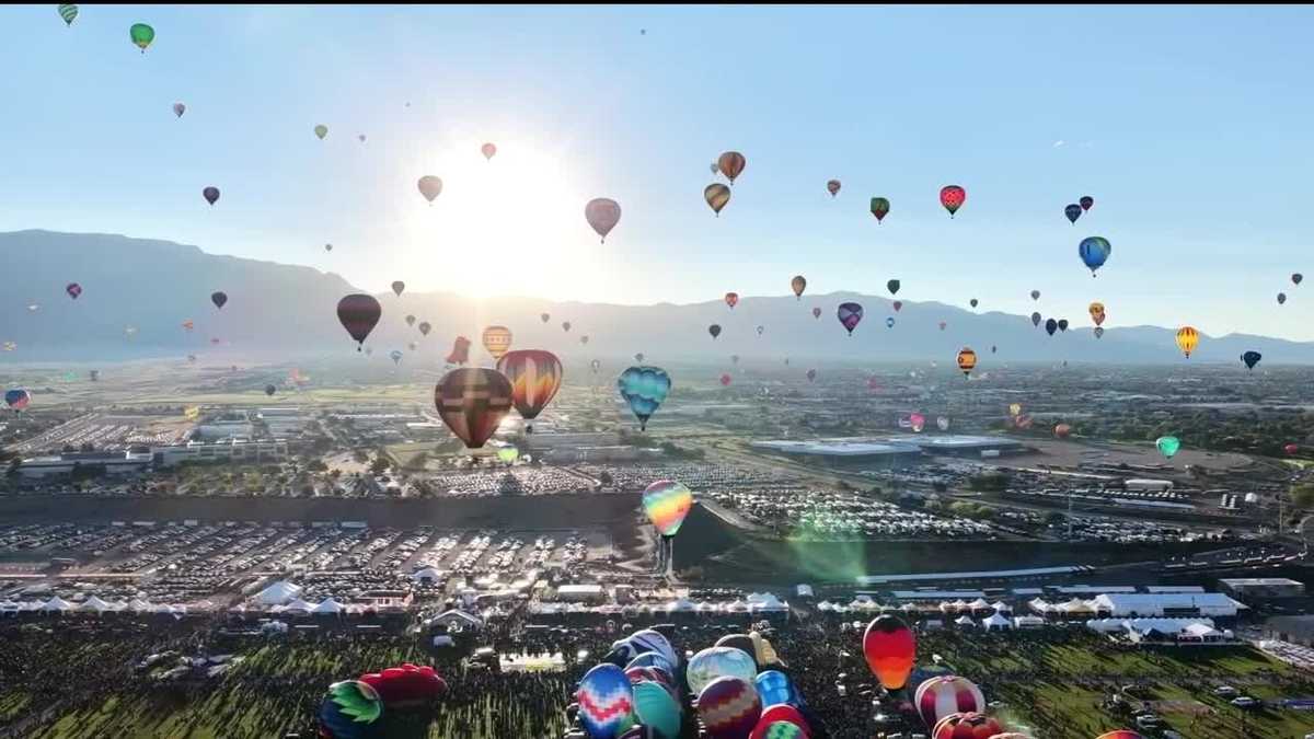 Albuquerque International Balloon Fiesta holds day two mass ascension