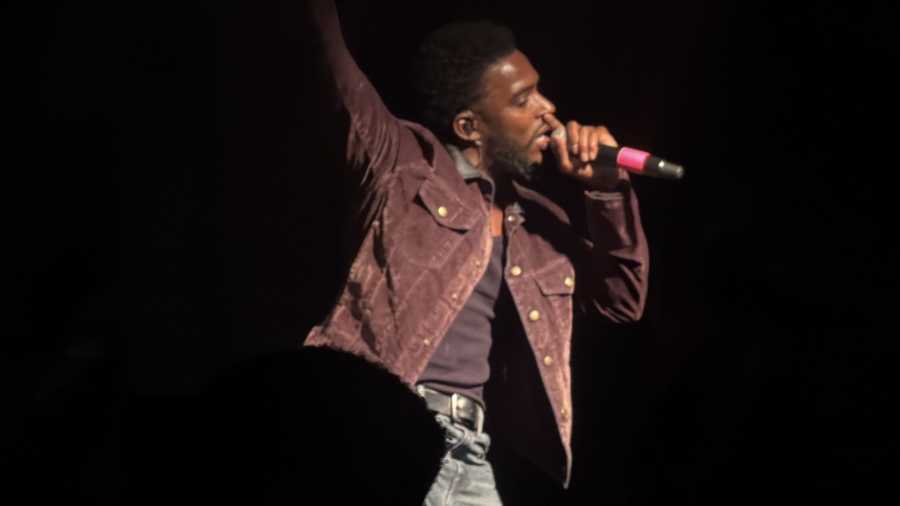 Akeem Ali brings Muni Long surprise to Jackson show - WAPT