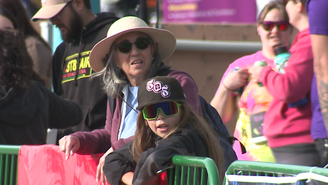 Crowd cheers on runners to benefit BioPark and Zoo