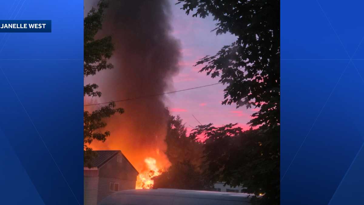 1 dead, 1 injured after fire at mobile home in Woodstock