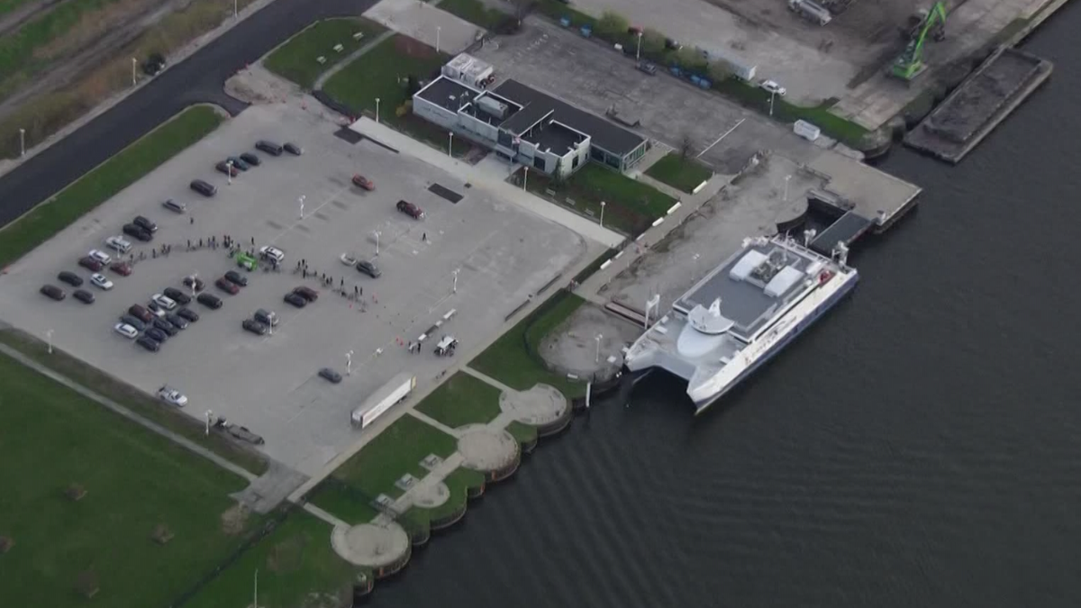 Early morning lines form for Lake Express bike drive in Milwaukee
