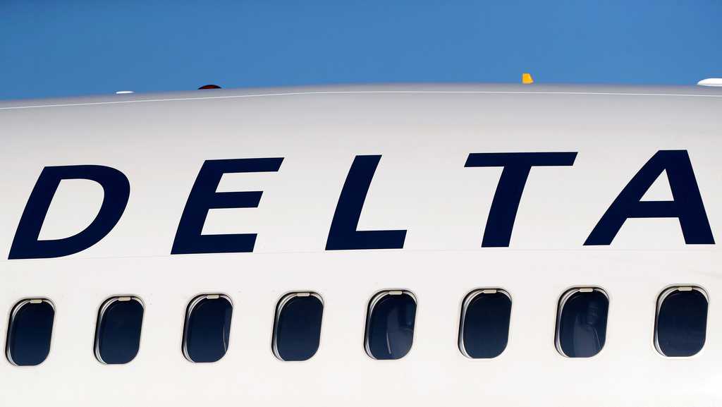AUDIO: Delta Flight 'felt a big bang' after apparently being hit by firework while landing in Chicago