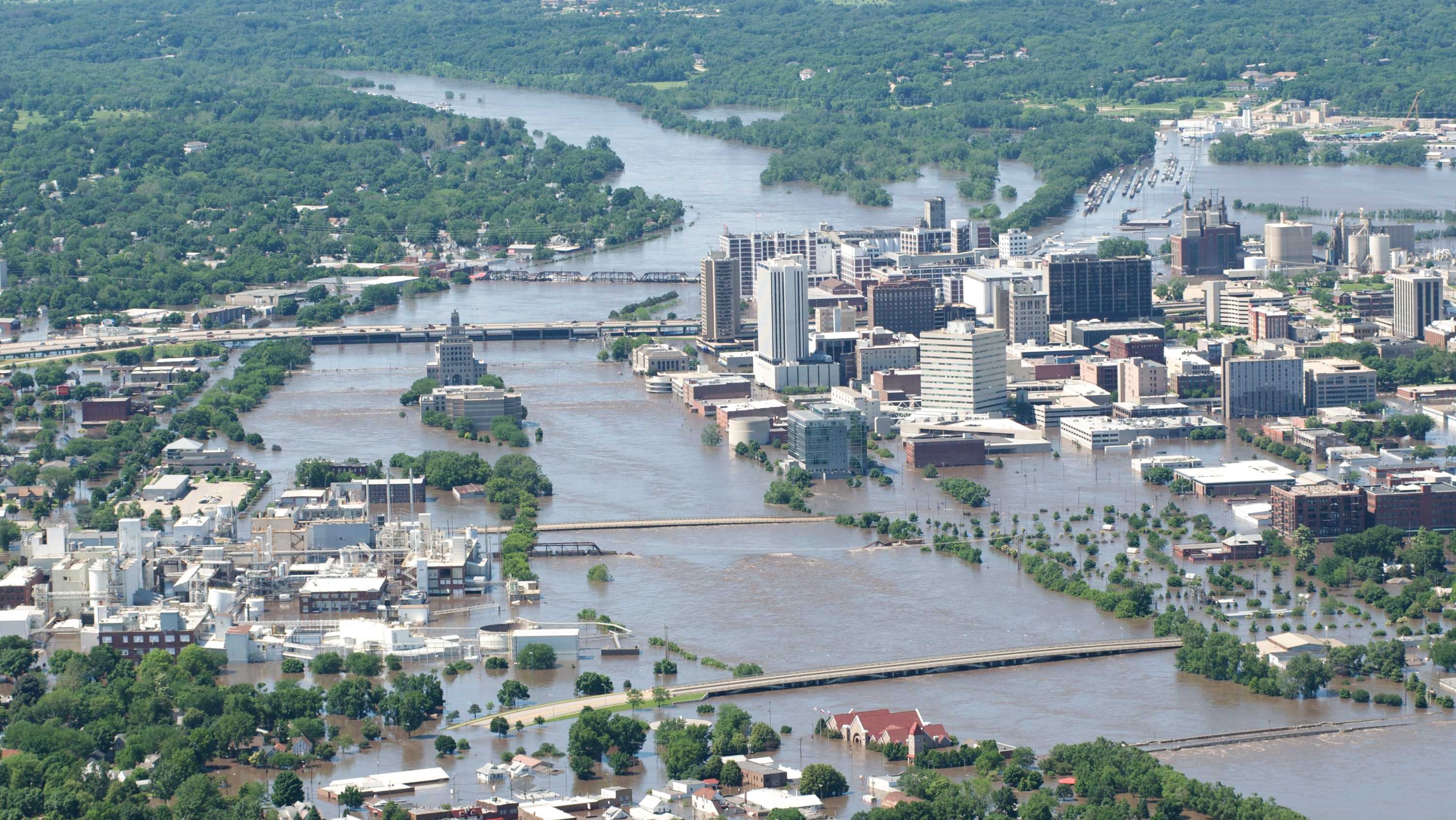 On this day in 2008: A record-breaking flood submerges Cedar Rapids, Iowa WYFF 4 52 MIN