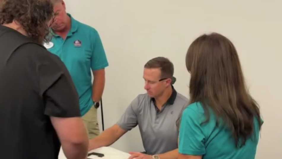 Watch Drew Brees greet fans, sign autographs ahead of busy Hall of Fame weekend
