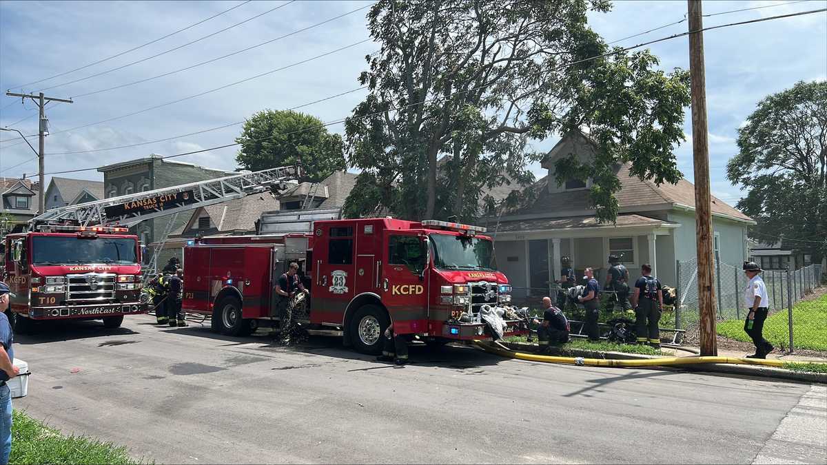 Kansas City firefighters battle fire spanning 3 homes - KMBC