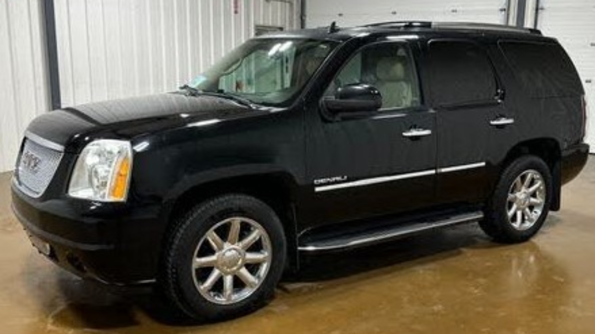 Police seek black GMC Yukon after fatal Milwaukee hit-and-run