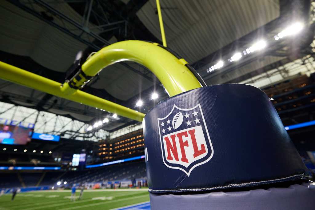 NFL meets with FCC