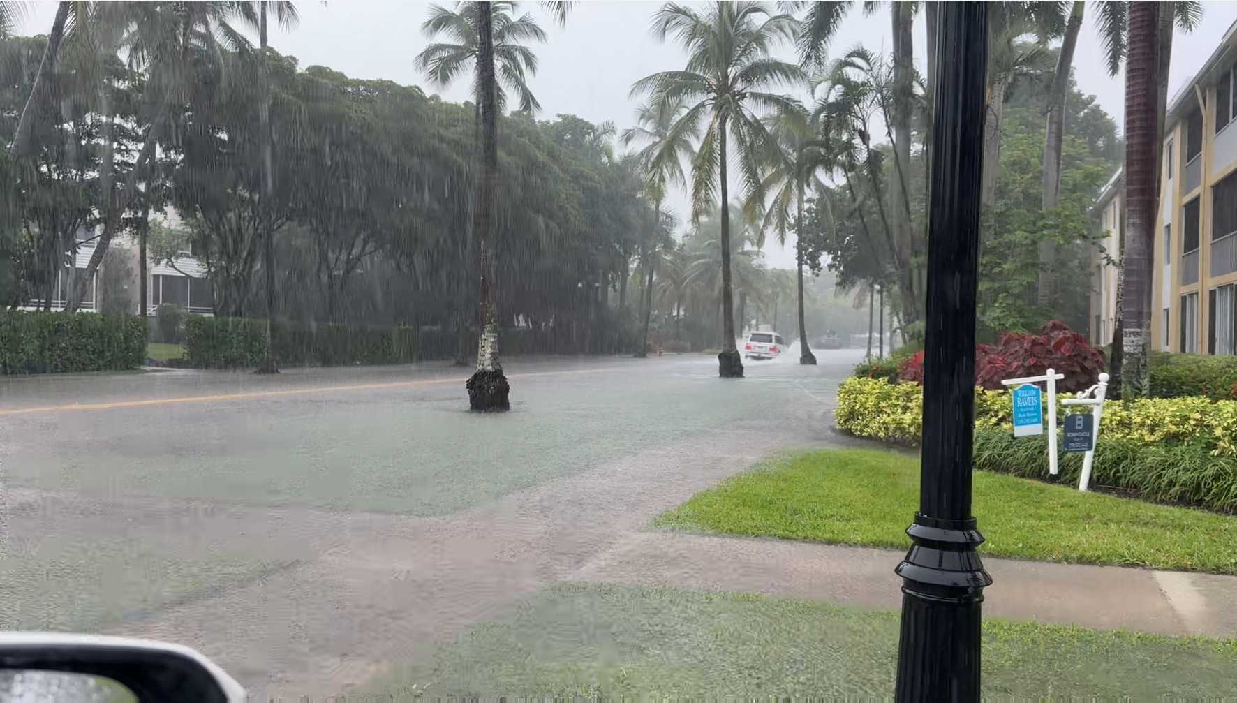 Car Photo Raining Heavy rain floods Naples streets, strands cars as water reaches ...