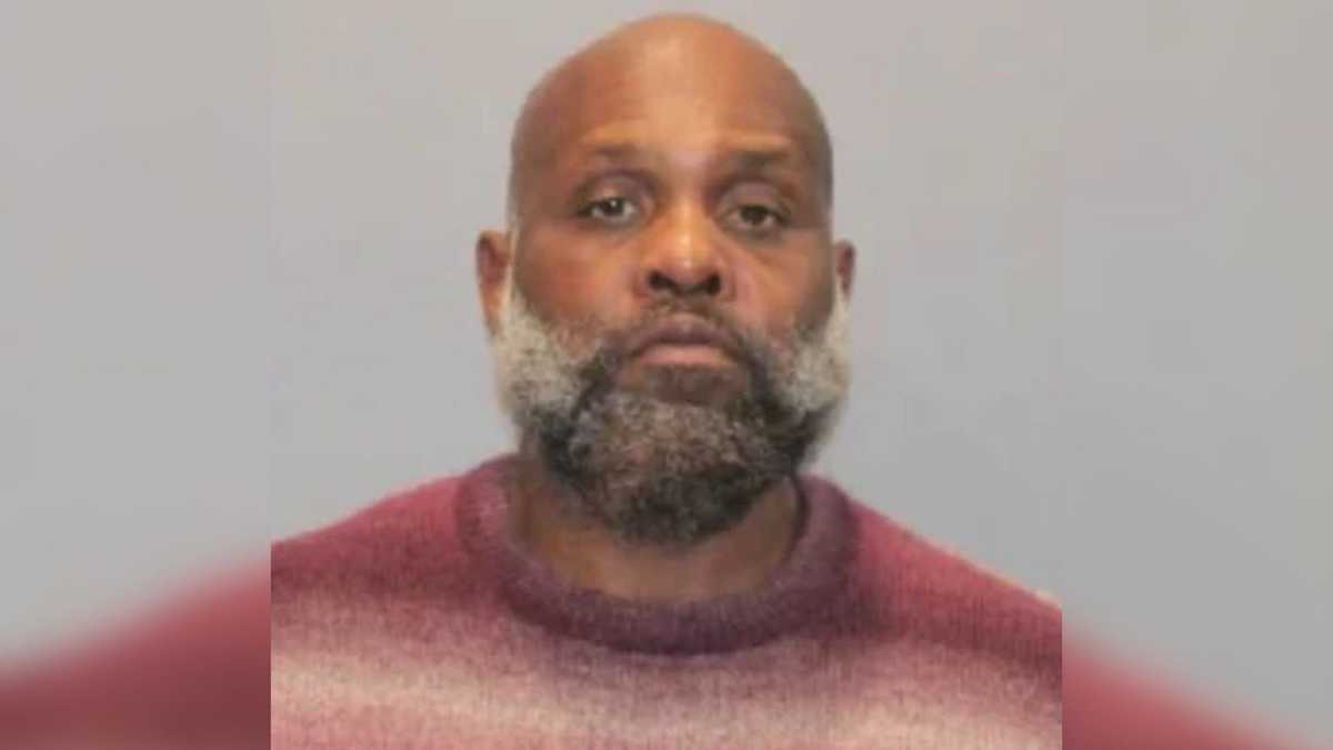 Police: Mass. man wore Halloween mask in convenience store robbery