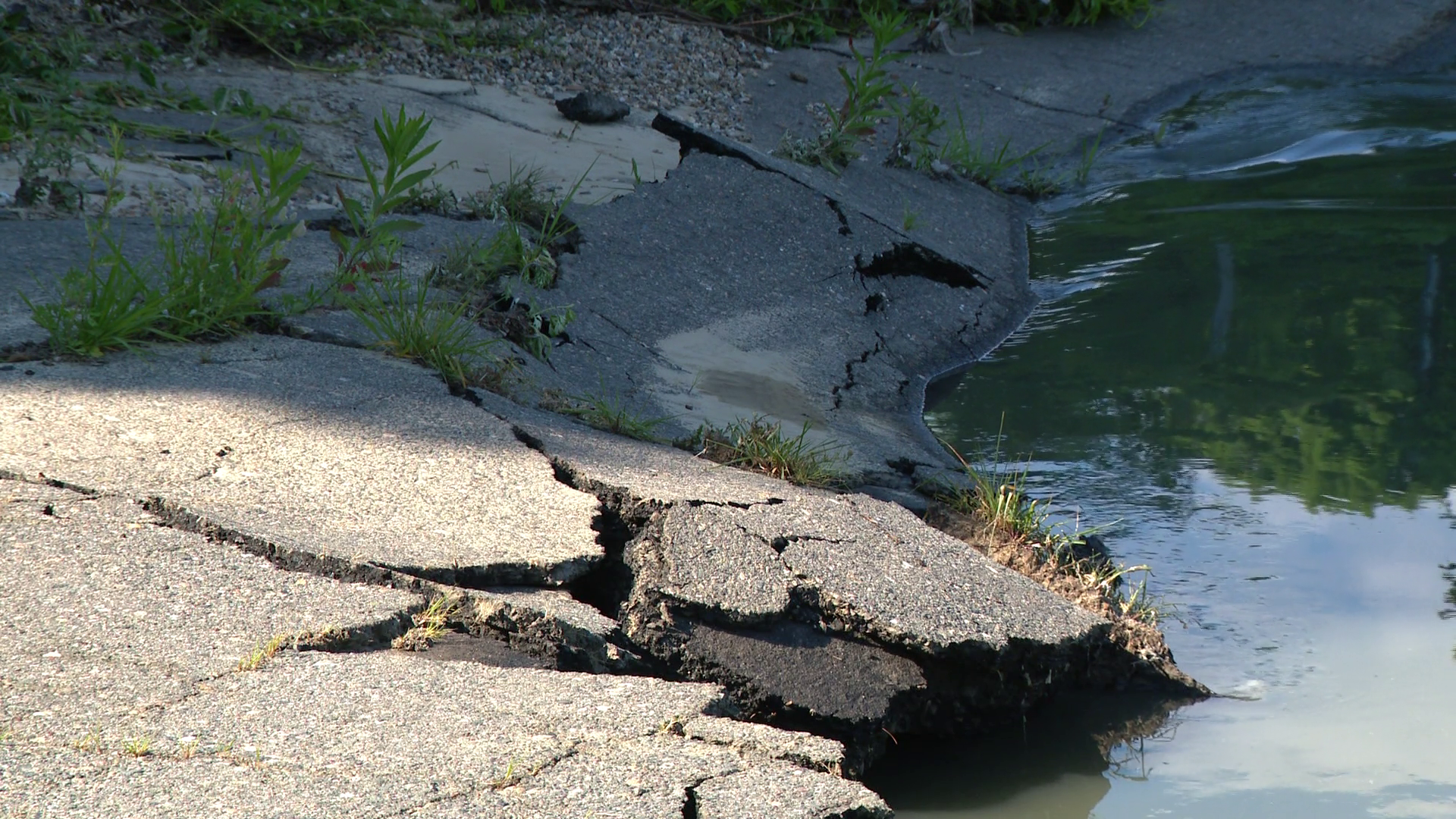 Beaches, shellfishing closed as sewer break sends wastewater into Merrimack River