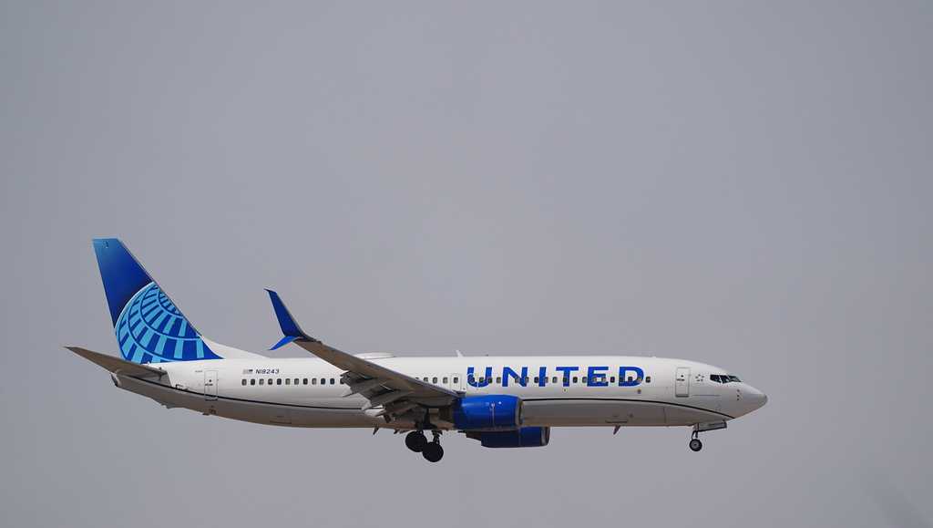 United flight landing in Newark strikes light pole on New Jersey Turnpike, FAA says