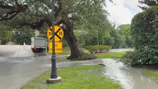 Major water leak on Farnham Place in Metairie