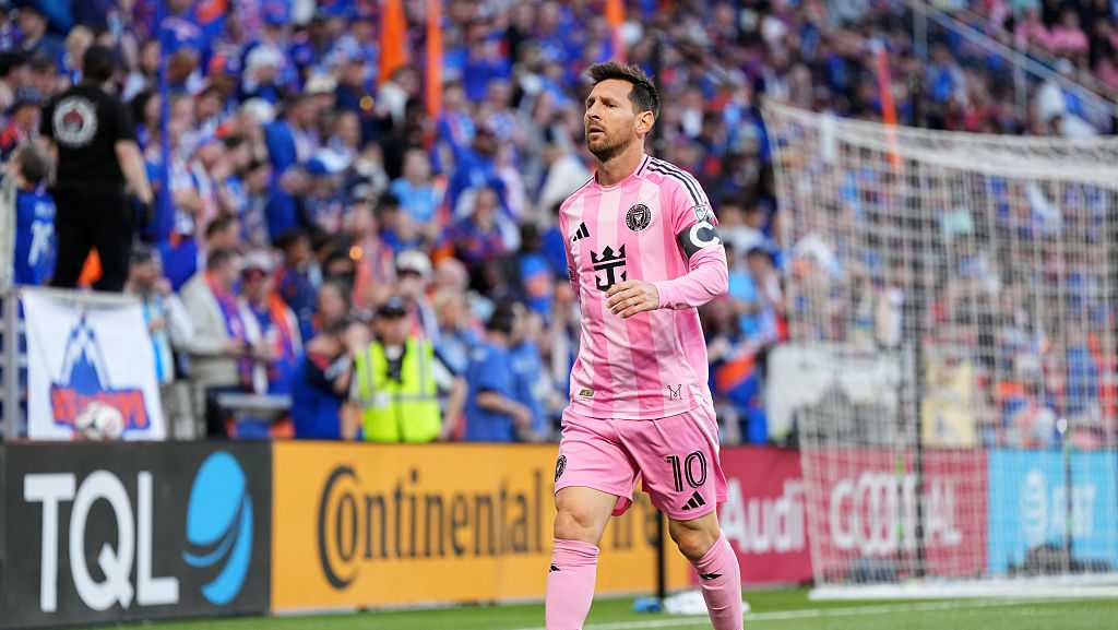 Fan rushes Lionel Messi during FC Cincinnati match, stopped by security