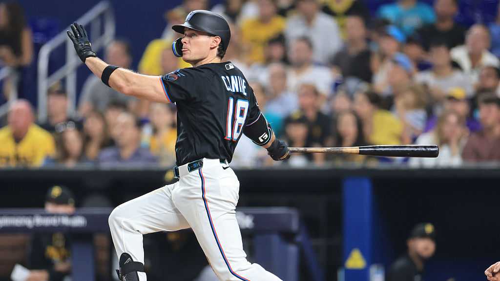 Miami Marlins extend winning streak to 4 games with 8-2 win over Pirates