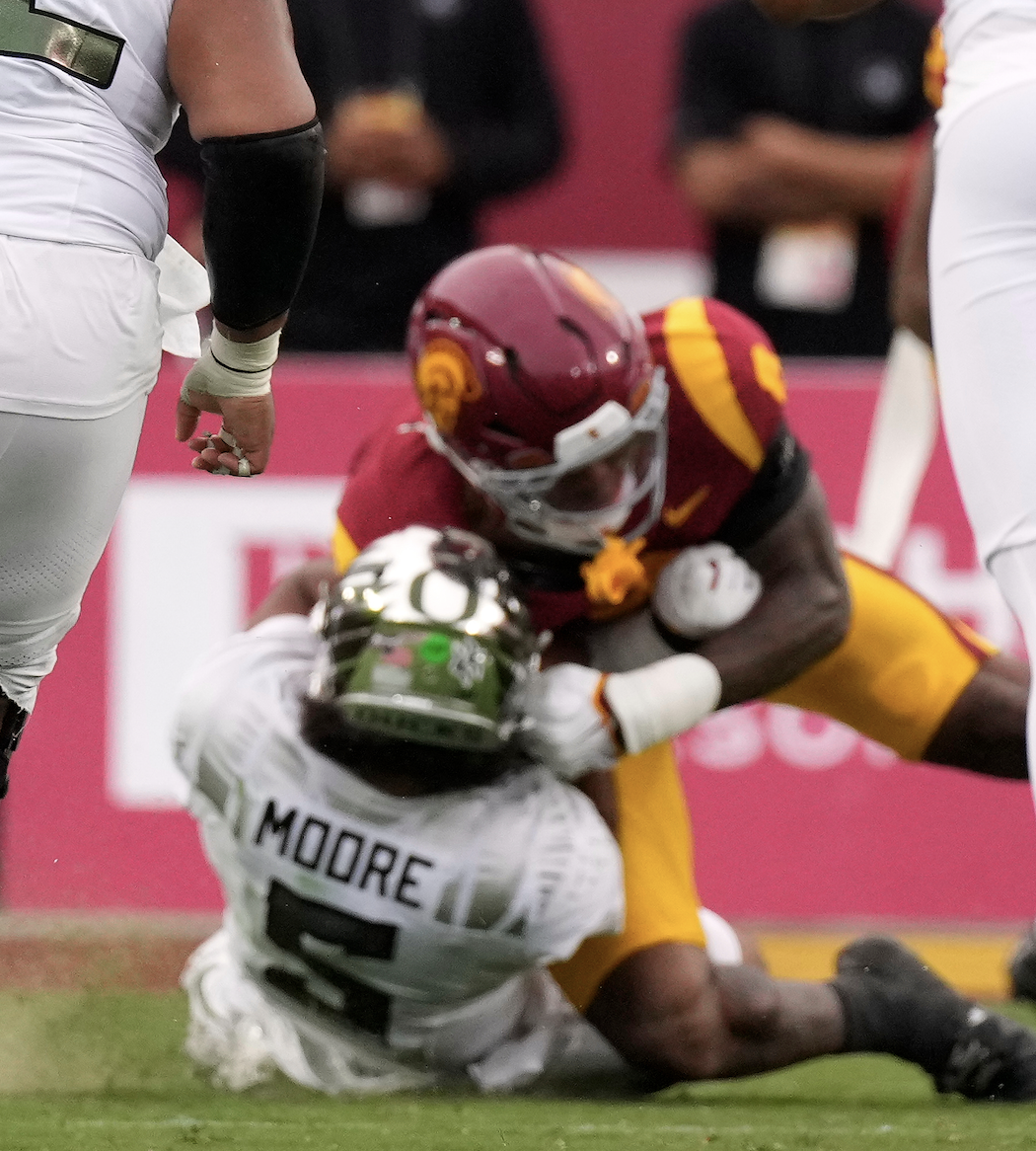 Late hit from USC's Desman Stephens injures Oregon QB Dante Moore