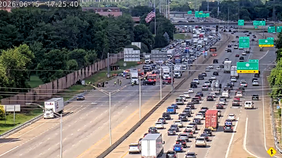 TRAFFIC: Crash blocking part of I-264 near Taylorsville Road, injuries reported