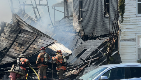 Casa colapsa en incendio de 3 alarmas