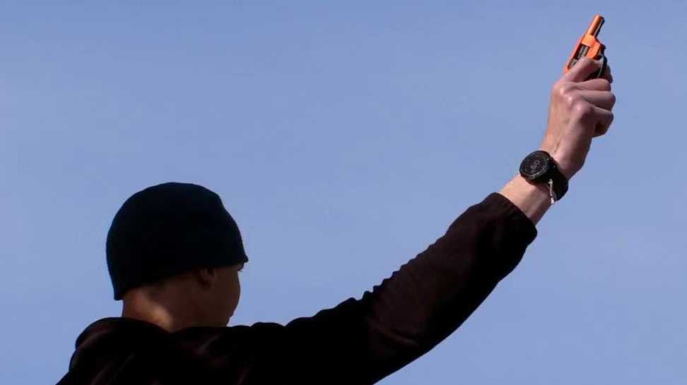 Zdeno Chara starts Boston Marathon, then runs it