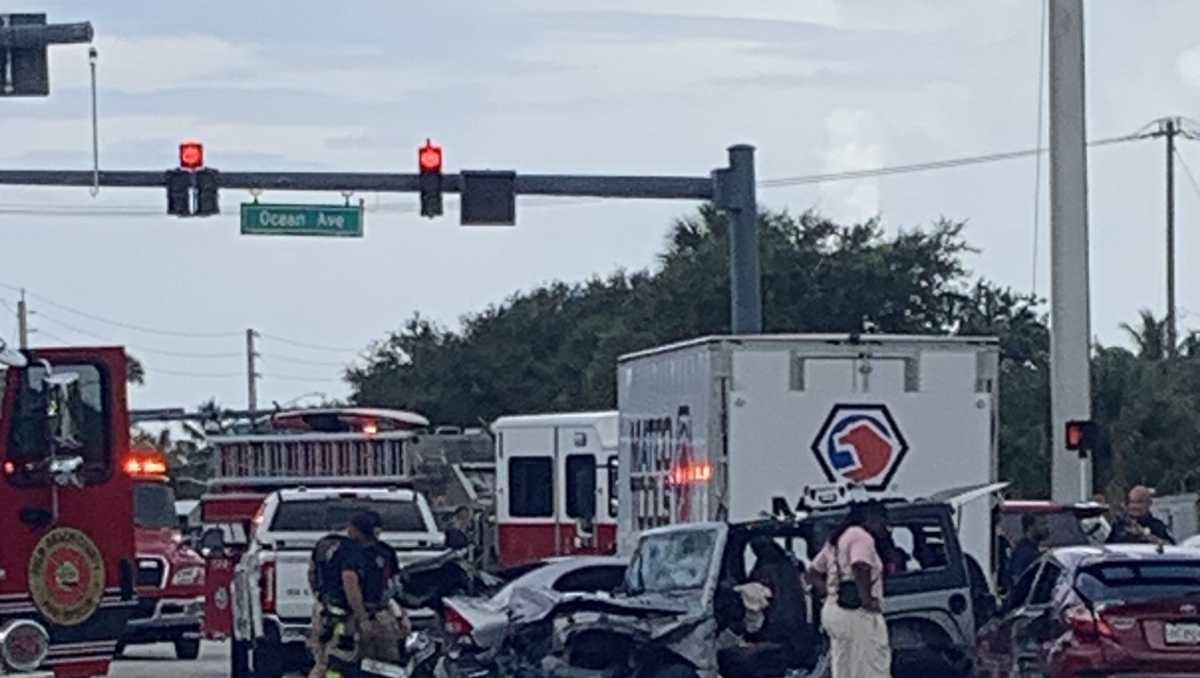 Major intersection in Lantana closed amid crash investigation