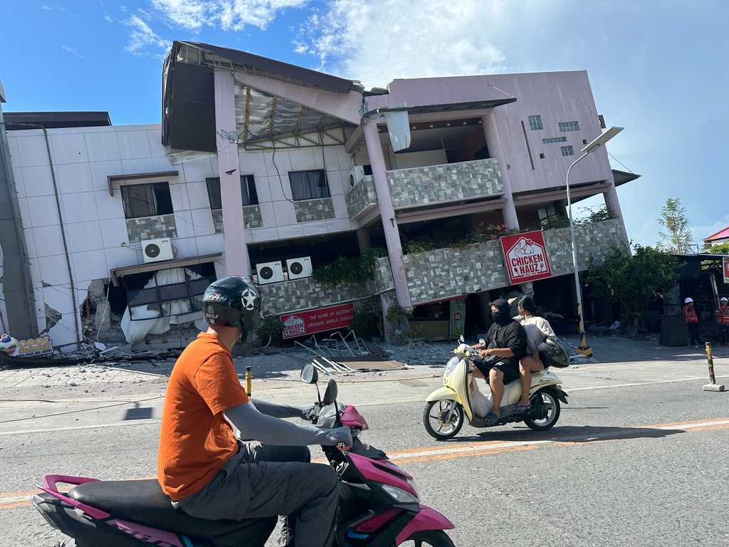 7.8 quake rocks southern Philippines, killing 19 and sending tsunami waves to nearby coasts