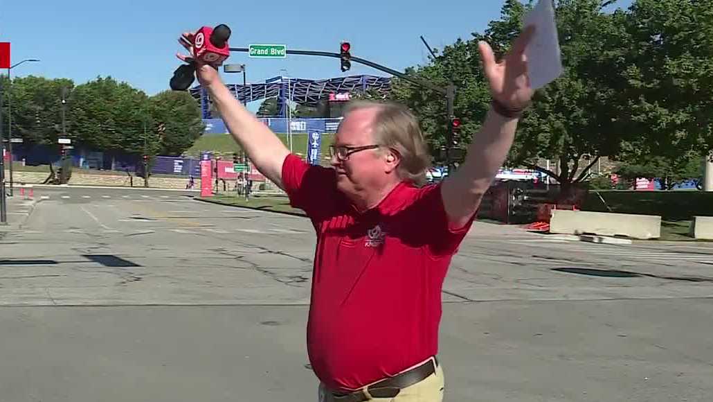 WATCH: KMBC 9 reporter Martin Augustine sings an original tune celebrating Ecuador's fan base