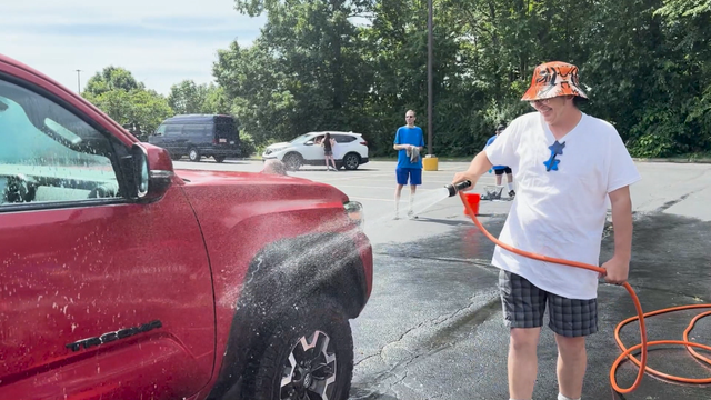 Clermont County Board of Developmental Disabilities hosts car wash fundraiser for basketball team
