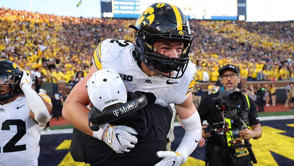 'I called it': Reece Vander Zee's parents describe seeing game-winning catch against Michigan