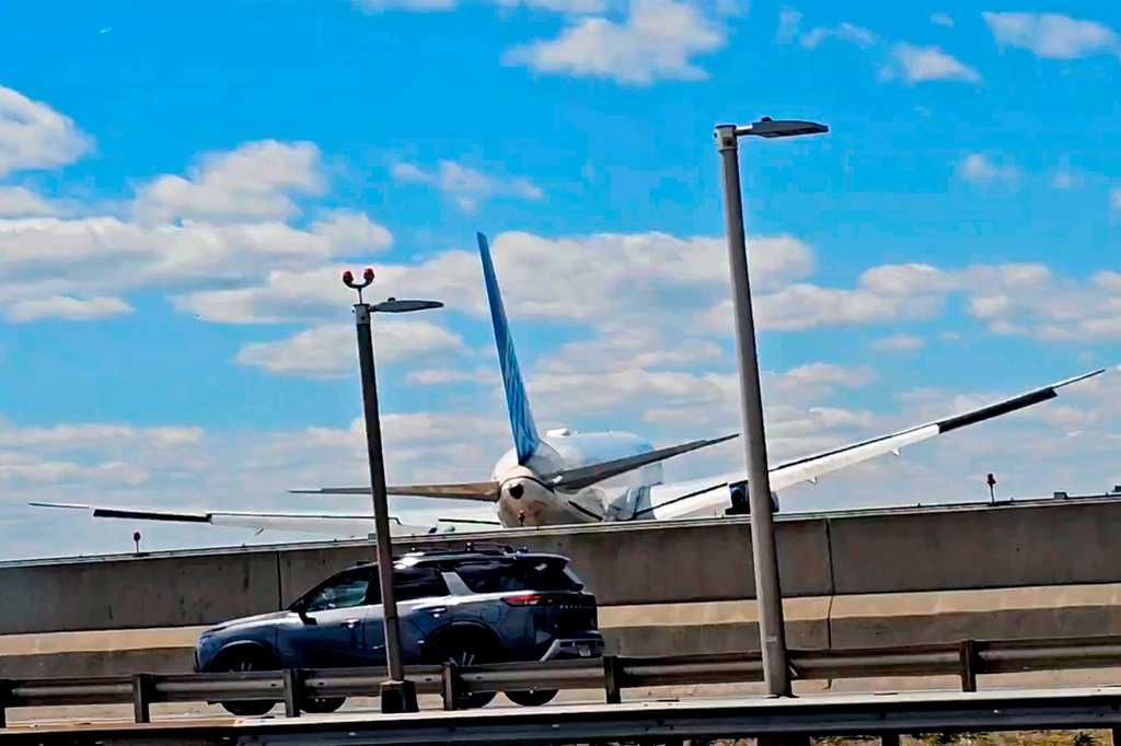 Copilot of United jet that struck light pole realized flight was low, but not in time, report says