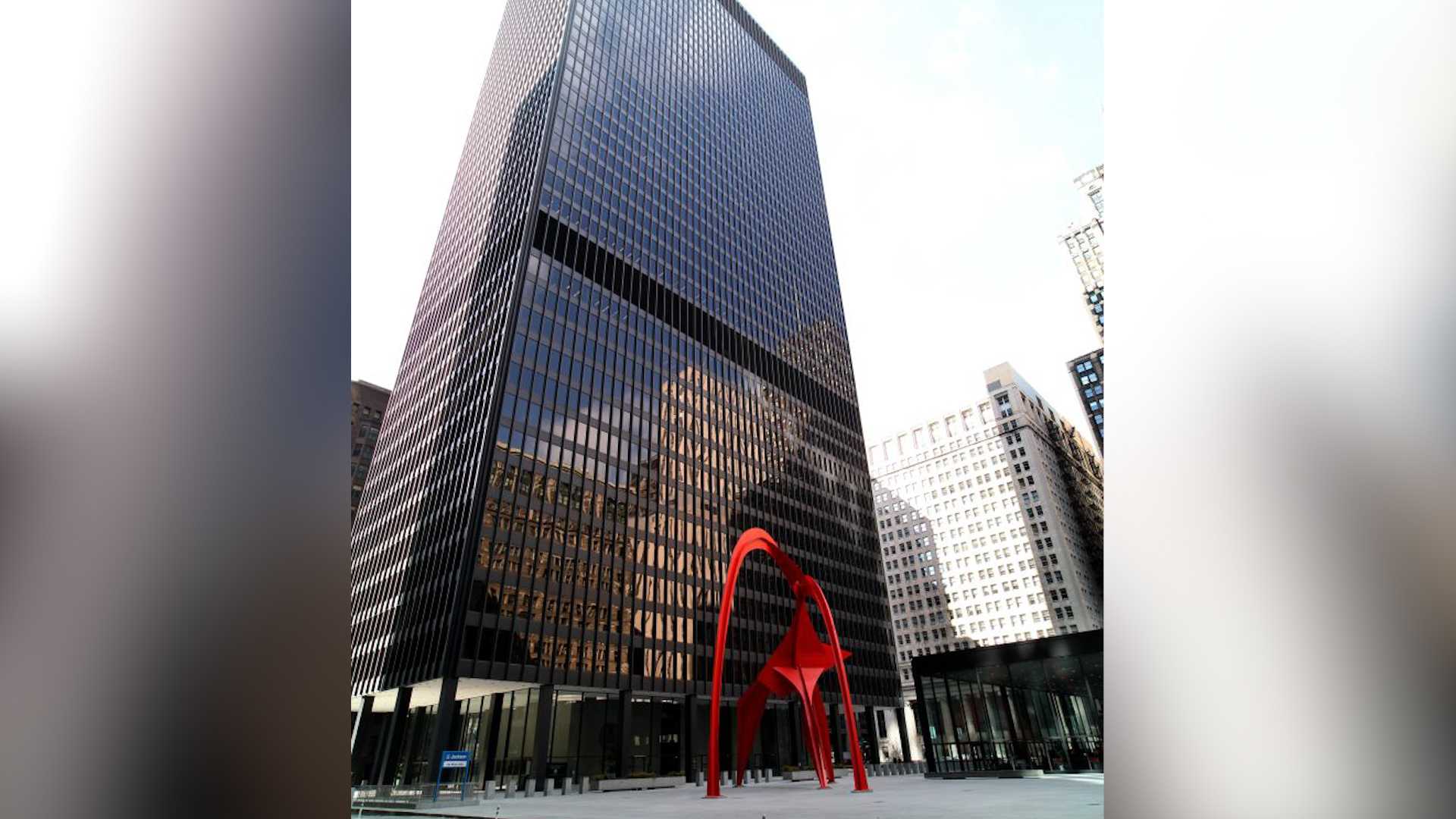 Chicago police take man into custody after shots fired outside federal building