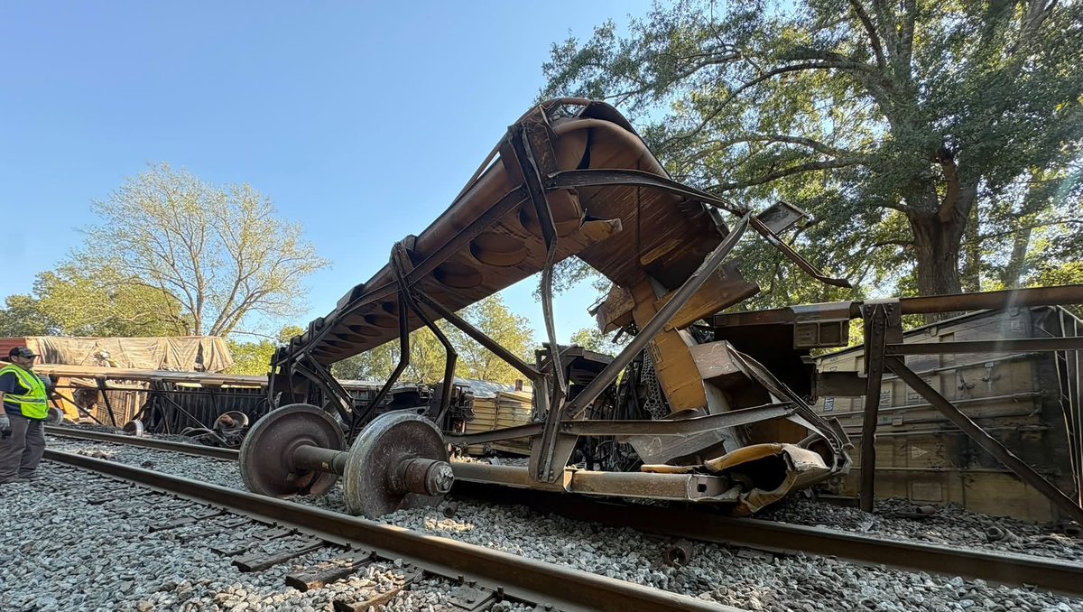 Train derailment blocks Main Street in Maplesville; no injuries reported