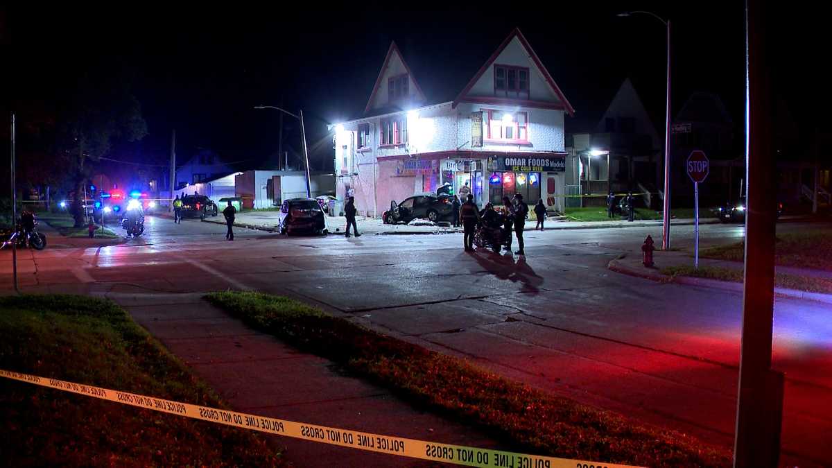 Milwaukee Saturday night crash, at least 2 taken to hospital