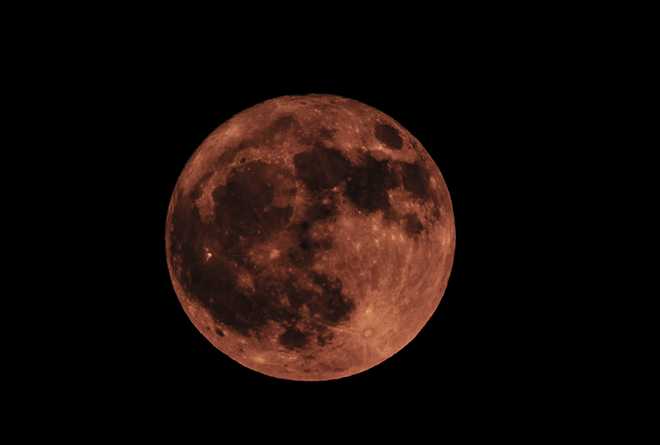 Uma superlua ocorre quando a lua cheia coincide com o ponto mais próximo em sua órbita da Terra