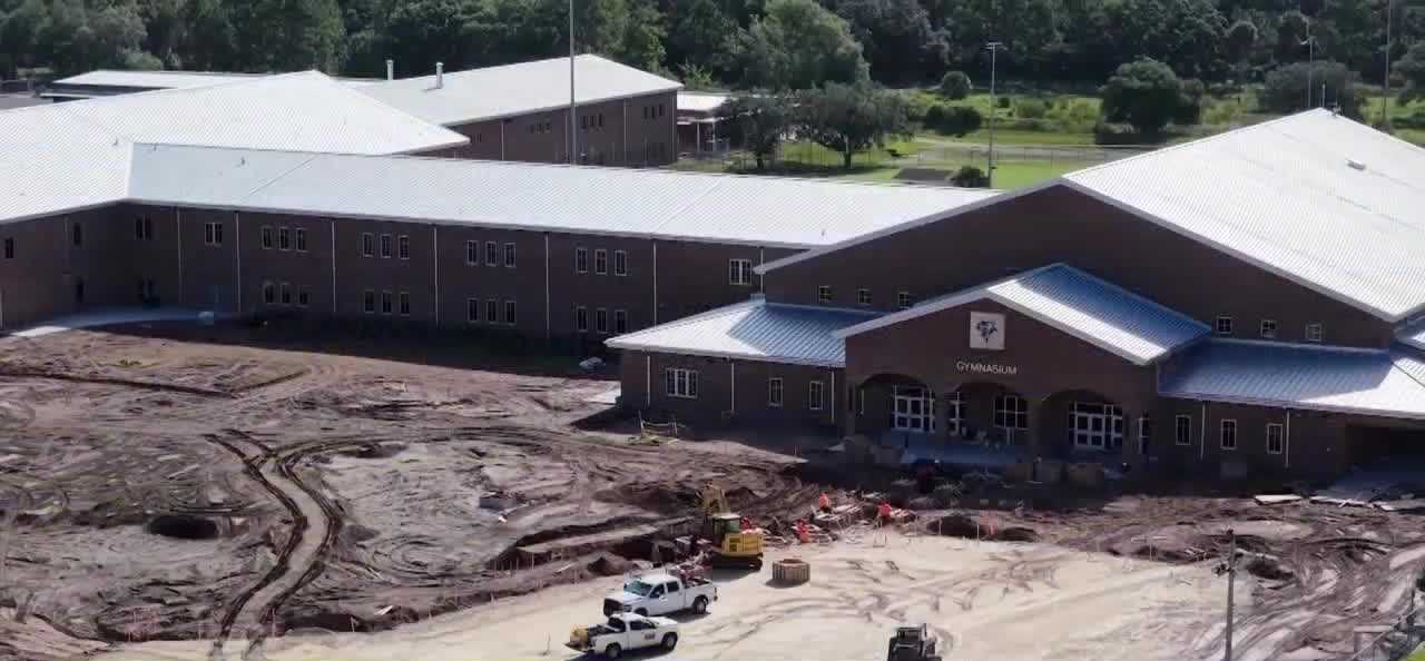 wpbf.com - Rachel Williams - Okeechobee High School opens with traffic delays as parking lot construction continues