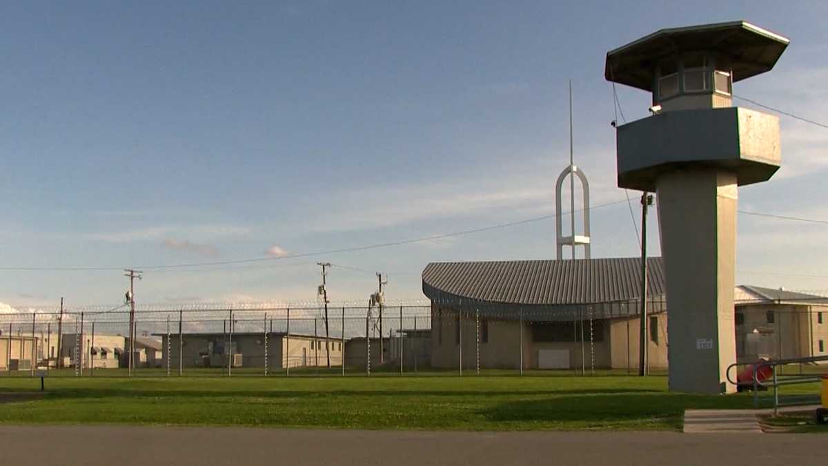 Arkansas lawmakers review $1 million AI plan to block illegal cellphone use in prisons