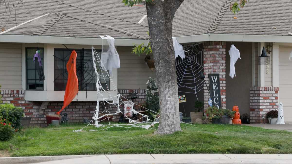 AAA shares Halloween safety tips for drivers and families