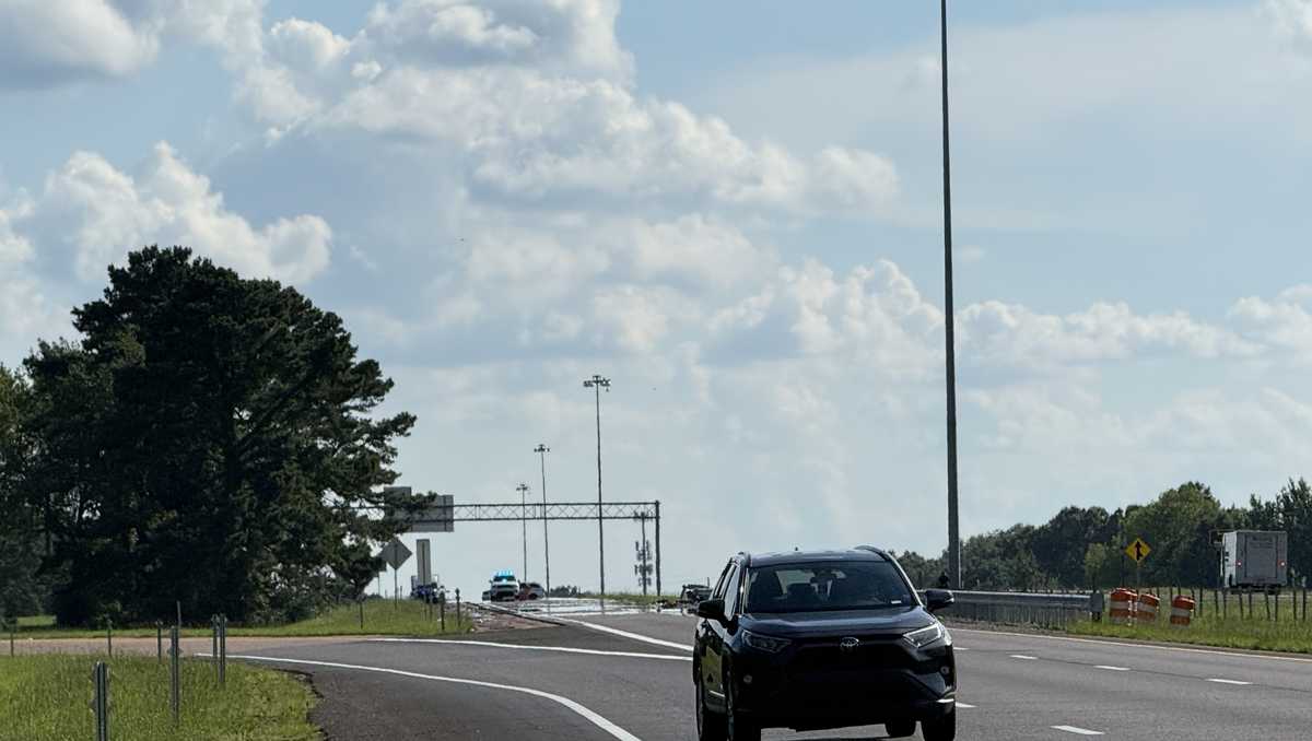 Crash on I-220 stalls traffic in Jackson