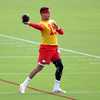 Chiefs-Broncos: Mahomes details rehab process, wearing a knee brace