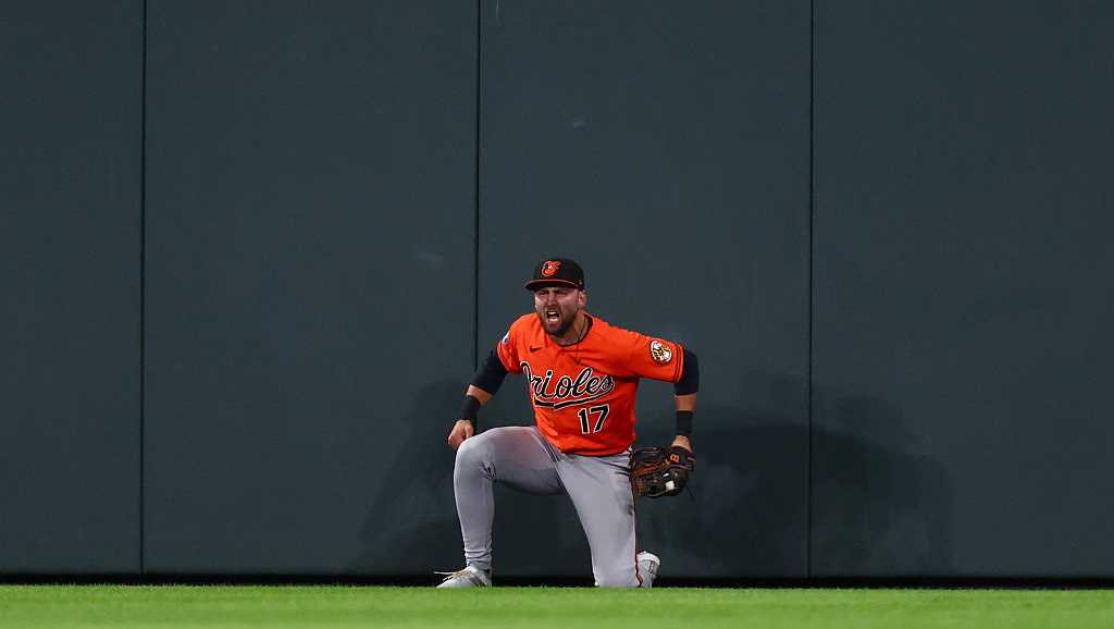 Cowser's 'UNBELIEVABLE!' catch helps Orioles climb back to .500 for first time in months