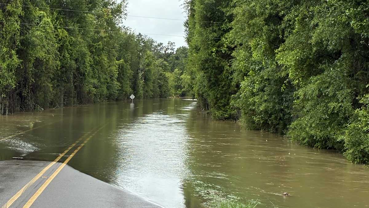 Flash flooding threatens homes and closes roads in Rankin County