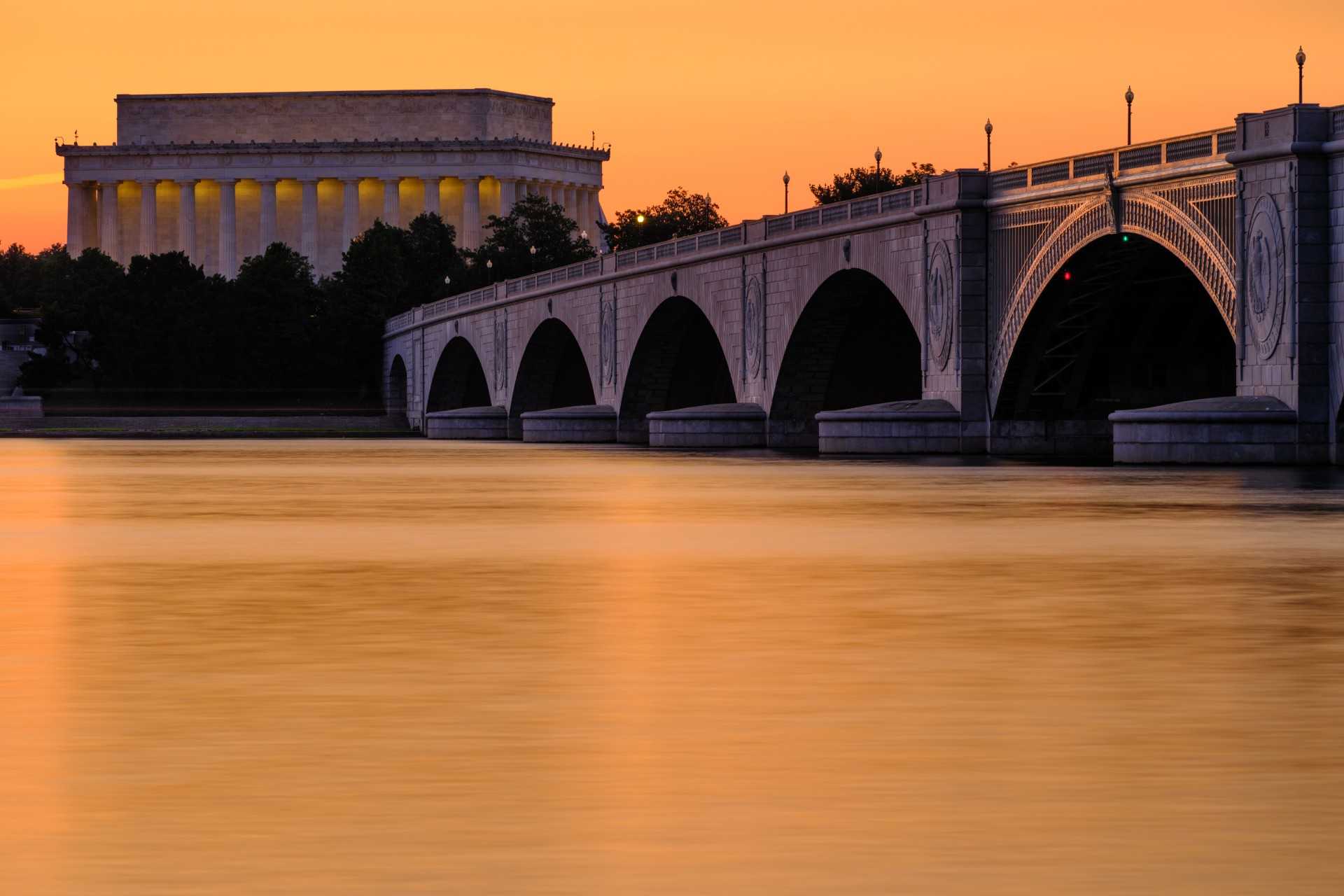 Trump says promenade will be built connecting Lincoln Memorial to Potomac River