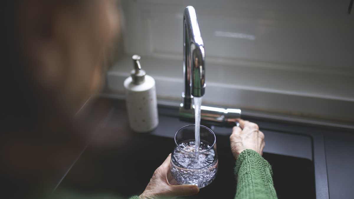 Central Iowa town asks residents and businesses to stop using water immediately
